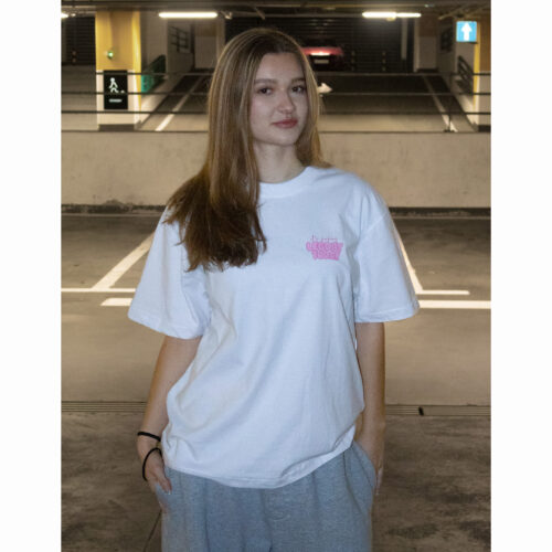 kobieta w koszulce oversize its fucking legday today na parkingu