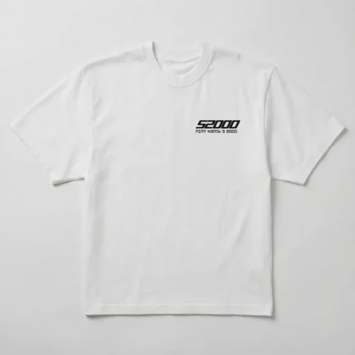 Przód białej koszulki oversize Honda S2000 SUKI z minimalistycznym napisem S2000, streetwear JDM Printiverse